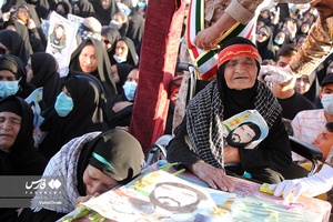 مادر و خواهر سردار شهید اسماعیل لجم اورک در آیین استقبال از پیکر مطهر این شهید پس از 39 سال جاویدالاثری