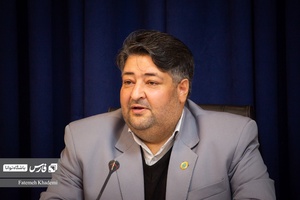 مرتضی عبدی رییس دپارتمان حقوق بین الملل در حال سخنرانی در نشست بررسی ابعاد حقوقی تحریم شرکت های هواپیمایی ایرانی است