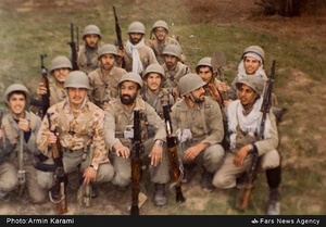 شهید سعید حیدری در میان دیگر رزمندگان در دفاع مقدس (اولین نفر از سمت راست-ردیف آخر)
