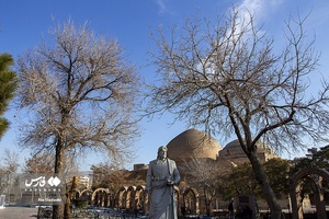 بوستان خاقانی که  در مجاورت مسجد کبود و موزه آذربایجان واقع شده‌است. 