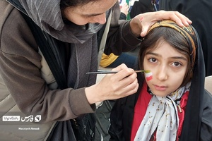 حضور کودکان در جشن 44 سالگی انقلاب  میدان انقلاب 