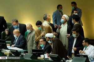 گفتگوی نمایندگان با هیئت رئیسه صحن علنی مجلس شورای اسلامی در اولین جلسه علنی مجلس، 15 فروردین 1400