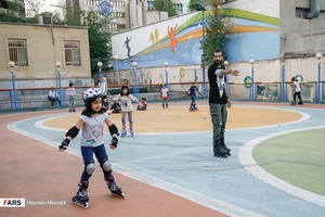 کودکان مشغول آموزش اسکیت در پارک لاله هستند. اسکیت یکی از رشته های ورزشی جذاب نسل جدید می باشد که چند سالی است در کوچه و خیابان ها زیاد به چشم می خورد.