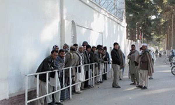 صف مردان افغانی در کنار سرکنسولگری ایران در هرات