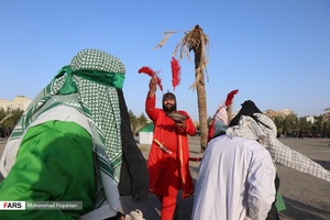 بازیگران در حال اجرای به اسارت بردن کودکان و زنان اهل بیت امام حسین علیه السلام توسط سپاه عمربن سعد