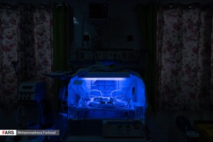 قل یکم (  قل A  ) دختر در بخش  مراقبت های ویژه نوزادان (  NICU 1 ) زیر دستگاه فتوتراپی جهت درمان زردی / بیمارستان حضرت زینب(س) شیراز