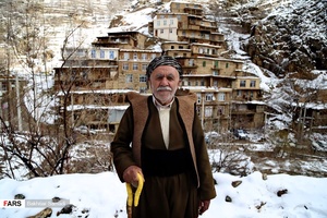 یکی از اهالی روستای تنگیسر و نمای از روستا