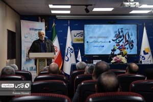 گلعلی بابایی نویسنده و مستندساز و پژوهشگر دفاع مقدس در مورد شهدای کتاب بی چتر زیر باران برای حاضرین سخنرانی می کند