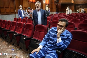 گفت و گوی سید مهدی کریمی فارسی وکیل محمد امامی متهم ردیف اول با عکاسان حاضر در دومین جلسه رسیدگی به اتهامات موکلش