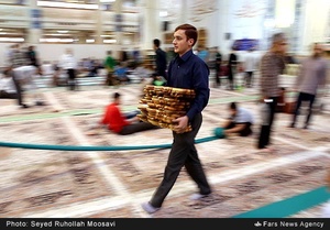 جمع آوری رحل های قرآن بعد از پایان مراسم محفل انس با قرآن
