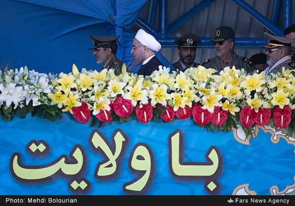 ورود حجت الاسلام حسن روحانی رئیس جمهور به محل برگزاری مراسم رژه روز ارتش  در جوار حرم ملکوتی امام خمینی(ره) 