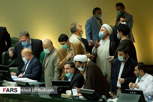 گفتگوی نمایندگان با هیئت رئیسه صحن علنی مجلس شورای اسلامی در اولین جلسه علنی مجلس، 15 فروردین 1400