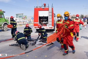 تمرین آماده سازی ابزارآلات اطفاء حریق آتش در  مانور آتش نشانی