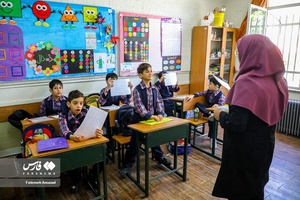 معلمانی که در مدارس استثنایی در کلاس درس مدرسه به امر مقدس تدریس مشغولند