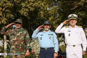 امیر دریادار پیمان جعفری تهرانی ،امیر عزیز نصیرزاده و امیر  نوذر نعمتی در  مراسم صبحگاه مشترک نیروهای چهارگانه ارتش