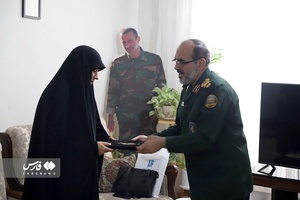 دیدار سردار شریفی با خانواده شهید مدافع حرم مهران عزیزانی