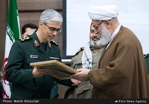 اهدا حکم به سرلشکر باقری رئیس ستاد کل نیروهای مسلح  توسط حجت الاسلام محمدی گلپایگانی