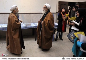 آیت الله موحدی کرمانی هنگام خروج از همایش ۹ دی جبهه پیروان