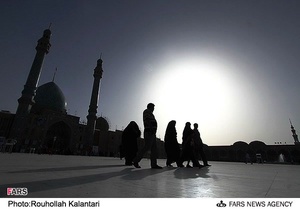 زائران در صحن مسجد مقدس جمکران