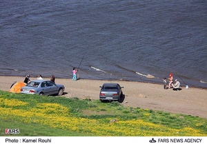 گردشگران در سواحل دریاچه نئور 