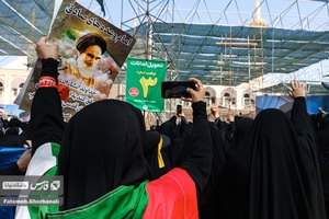 حاضرین درمراسم ارتحال امام خمینی(ره)به احترام حضور رهبر انقلاب ایستاده اند و ذکر «حیدر حیدر» سر میدهند.