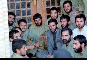 سردار شهید حاج سید محمدرضا دستواره، جانشین فرماندهی لشگر 27 محمد رسول الله (ص) - در تصویر شهید عباس کریمی نیز  دیده می شود