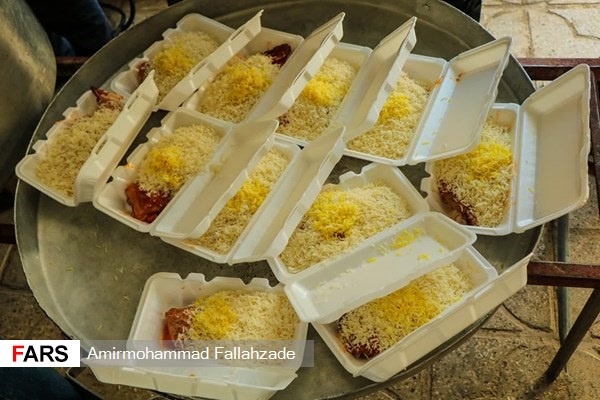 طبخ و توزیع غذای گرم جهت افطاری در بین خانواده‌های نیازمند ابرکوه
