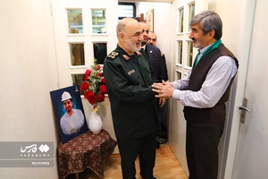دیدار سردار سرلشکر پاسدار حسین سلامی فرمانده کل سپاه پاسداران با خانواده شهید سید فریدالدین معصومی
