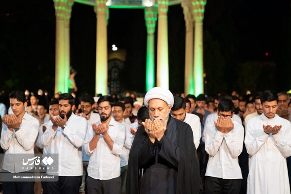 گردهمایی حافظان قرآن کریم در آرامگاه حافظ شیرازی