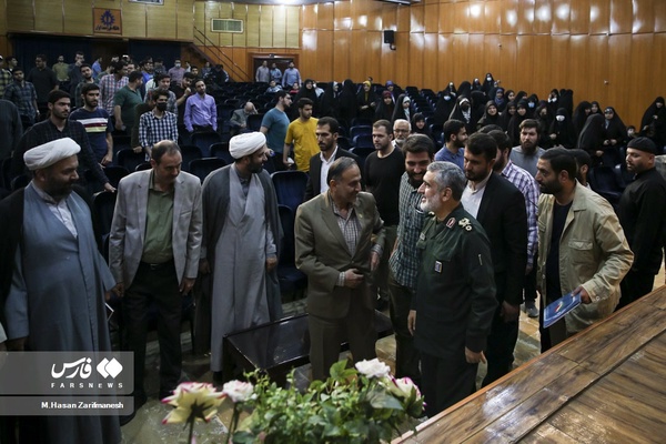 سردار امیرعلی حاجی‌زاده فرمانده نیروی هوافضای سپاه پس از دیدار و گفت و گو با دانشجویان دانشگاه علم و صنعت