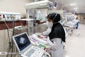 دکتر بخش مراقبت های ویژه نوزادان ( NICU 4 ) از سر یا مغز قل پنجم (  قل E  )  سونوگرافی می گیرد./ بیمارستان حضرت زینب(س) شیراز