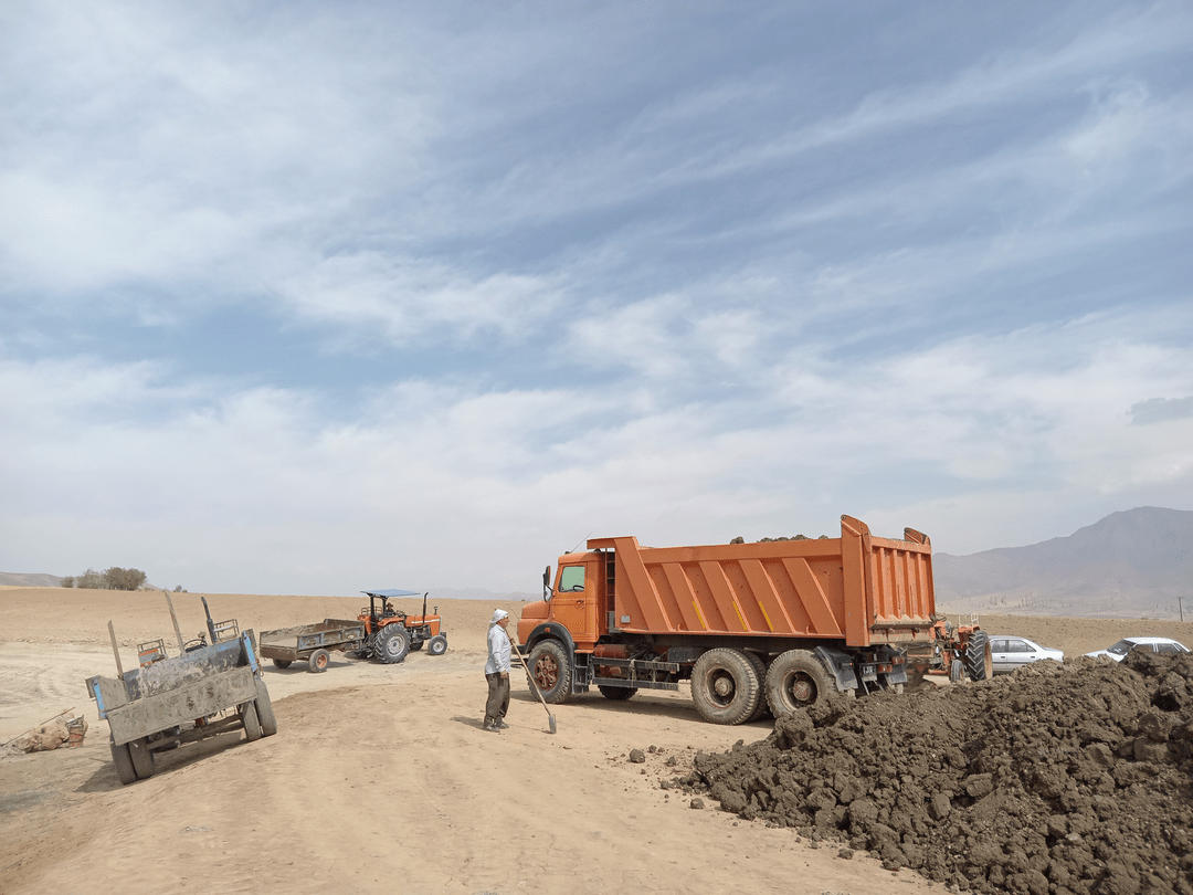 عملیات لایروبی سد خاکی روستای جلایر با هدف تأمین آب کشاورزی