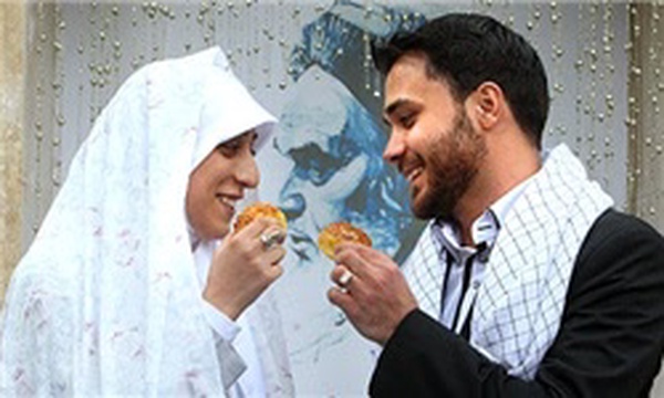 مراسم ازدواج یک زوج دانشجو در جوار مزار شهدای گمنام دانشگاه تهران