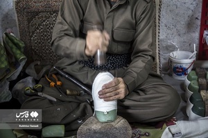 در مراحل پایانی زیره کلاش را باردیگر بر روی سکوی چوبی که جلو دست دارند‌ می‌کوبند تا کاملا فشرده شده و آماده استفاده گردد.