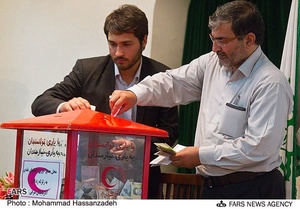 جمع آوری کمک های نقدی شرکت کنندگان در همایش آواز زیر آوار