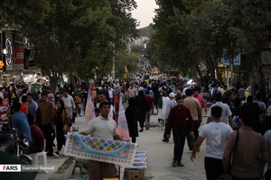 ازدحام بیش از حد جمعیت و عدم استفاده بعضی افراد از ماسک