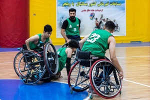 یکی از بازیکنان در اثر برخورد در مسابقه تعادل خود را از دست داده است.