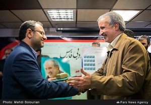 تقدیر سید نظام‌الدین موسوی مدیر عامل خبرگزاری فارس از مرتضی سرهنگی در پنجاهمین عصرانه ادبی فارس 