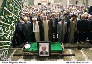 اقامه نماز میت توسط آیت الله مهدوی کنی در مراسم تشییع پیکر آیت‌الله عباسعلی عمید زنجانی
