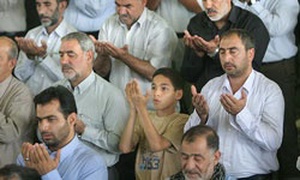 حضور اقشار مختلف مردم در نماز جمعه