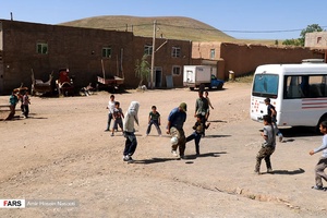 بازی فوتبال نیروهای جهادی با کودکان روستایی