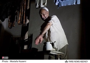  حاج سید مرتضی حسینی در حال وضو برای اقامه نماز صبح
