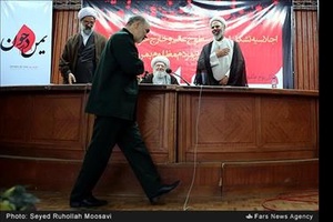 سردار سلامی در حال ترک محل سخنرانی در اجلاسیه اساتید سطوح عالی حوزه در حمایت از مردم مظلوم یمن