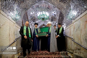 آئین تعویض پرچم گنبد و پوش ضریح حرم مطهر رضوی