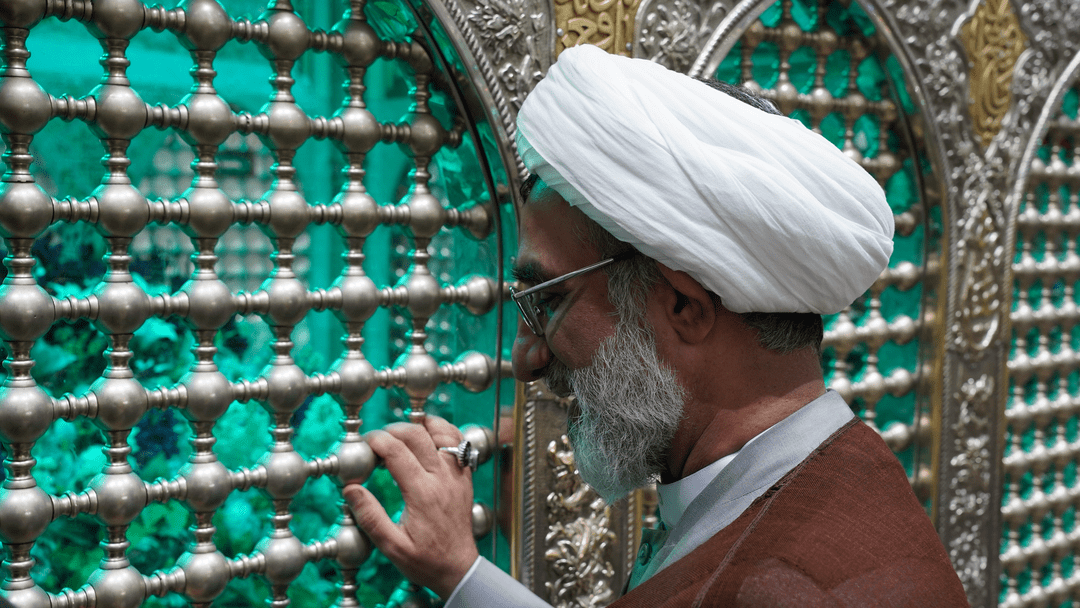 حضور دبیر شورای عالی انقلاب فرهنگی در حرم مطهر حضرت موسی مبرقع (ع)