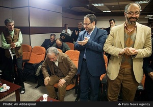 تشویق حاضرین برای سخنرانی مرتضی سرهنگی در پنجاهمین عصرانه ادبی فارس