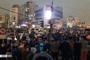 تجمعات پراکنده  خیابان انقلاب 