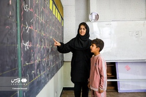 معلمانی که در مدارس استثنایی در کلاس درس مدرسه به امر مقدس تدریس مشغولند
