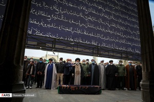 نماز برپیکر مطهر مادر سه شهید والامقام توسط  آیت‌الله حسینی بوشهری  رییس جامعه مدرسین حوزه علمیه در حرم مطهر حضرت معصومه (س) خوانده شد.