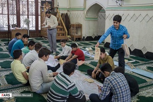 نوجوانان پس از اتمام کلاس قرآن مشغول صرف صبحانه می شوند.